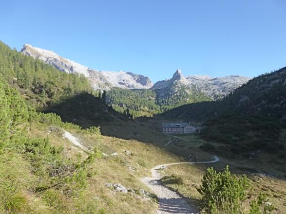 Stuhljoch und Schottmalhorn, davor das Kärlinger Haus
