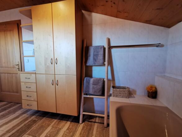 Bad mit Badewanne OG