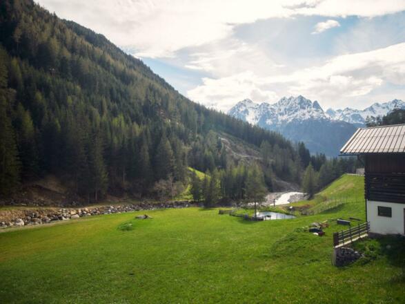 Blick zum Bach, Fischteich, Berge 1 jpg klein