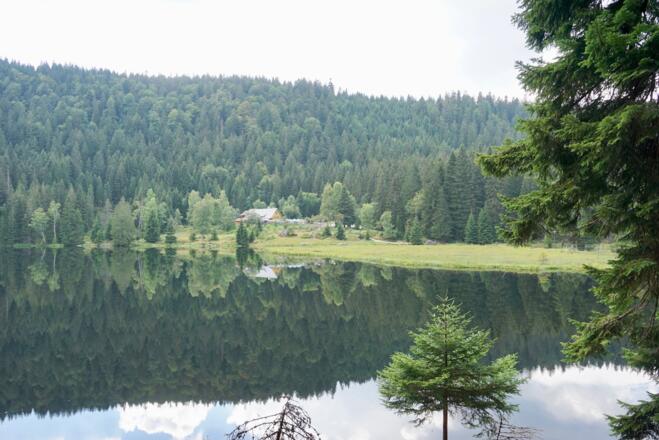 Kleiner Arbersee mit Seehütte am gegenüber liegenden Ufer