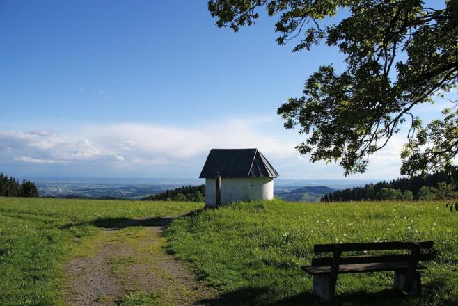 Vor der Kapelle über Meinstorf