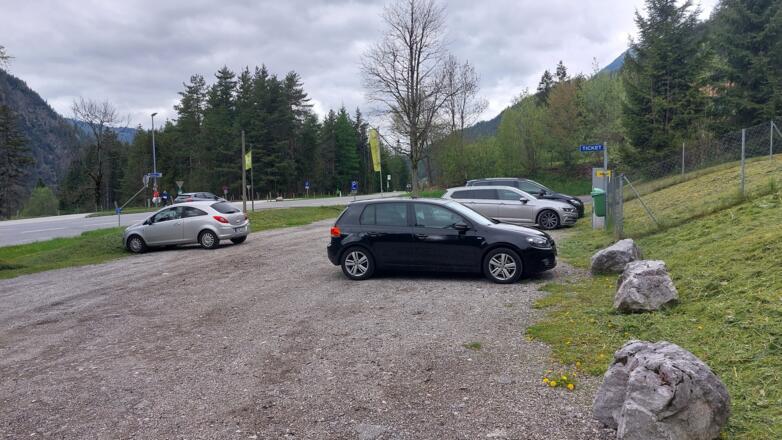 gebührenpflichtiger Parkplatz direkt an der Achenseestraße