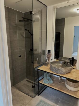 Badezimmer mit Dusche