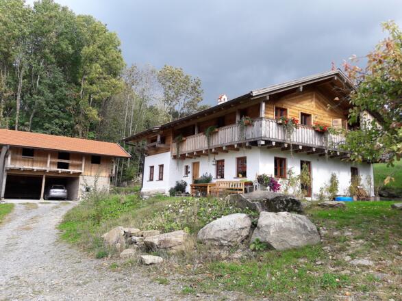 Schönes Anwesen am Wegrand nach Hof