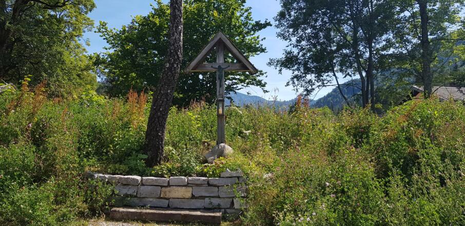 Ehemaliges Friedhofskreuz des Riedler Friedhofes, jetzt Lehr- und Erlebnisgarten