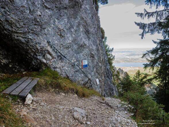 Bankerl am Einstieg des Fingersteigs (Klettersteig).