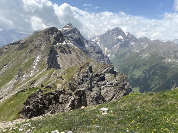 Ein grandioser Ausblick auf Hammerspitze, Kirchdachspitze und den mächtigen Habicht.
