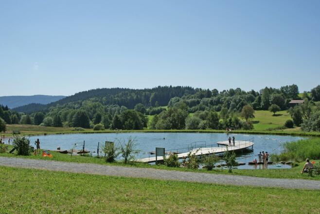 Naturbadeweiher im Kurpark St. Englmar