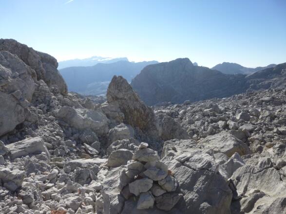 Erste Steinmännchen mit Blick zum Hochkönig