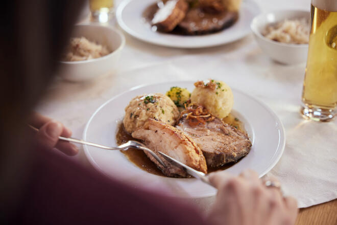 Schweinsbraten mit Knödel beim Ochsenwirt