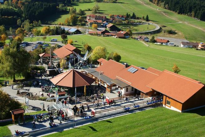 Sommer-Rodelbahn vom Aussichtsturm in der Anlage