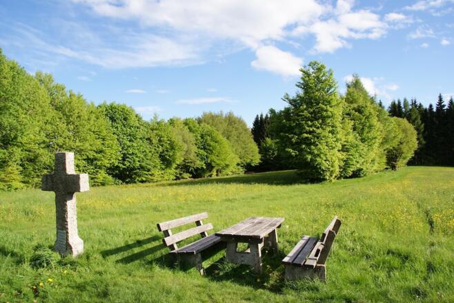 Rastplatz mit Feldkreuz am Wanderweg Nr. 2