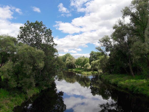 Schwarzer Regen von der Brücke nach dem Parkplatz in Viechtach