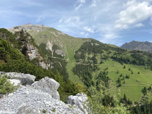 Eine kurz Pause tut gut, um auch die Landschaft genießen zu können. Hier richtet sich der Blick zur Kesselspitze.