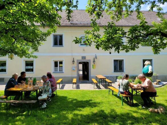 schöner Gastgarten beim Mostheurigen
