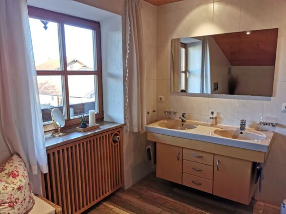 Bad mit Badewanne OG