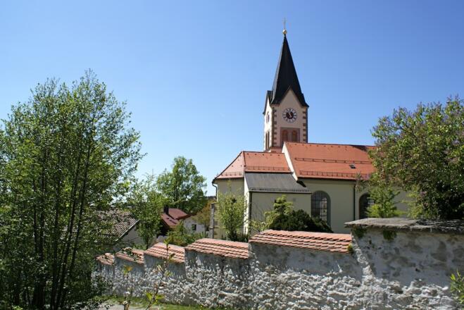 Friedhofsmauer und Pfarrkirche St. Englmar