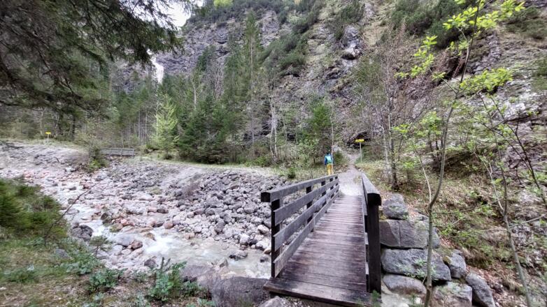 nach dieser Brücke  wird es steiler, ein Abstecher zum Wasserfall möglich