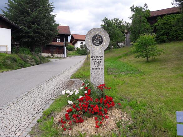"Golddorf"-Gedenkstein in Schönau
