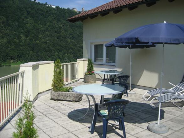 Dachterrasse mit Blick auf Schloss Marsbach