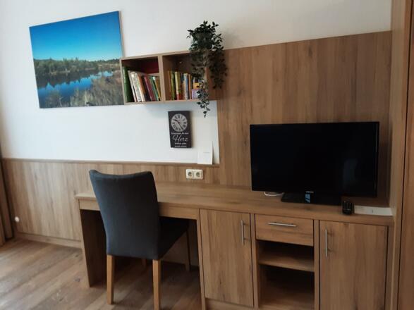 Apartment Bergidylle Schreibtisch mit TV