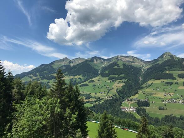 Ausblick auf die gegenüberliegende Talseite, auf den Walserkamm