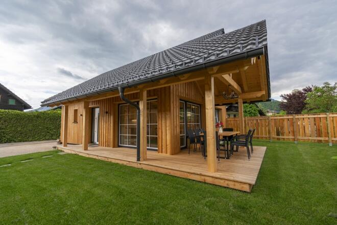 Geschützter Garten und großzügige Terrasse des Chalets 164