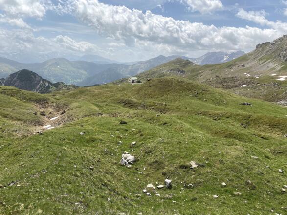 Nicht selten ist am alleine in Richtung Wasenwand unterwegs. Blick zurück zum Padasterjochhaus und zu den Obernberger Bergen.