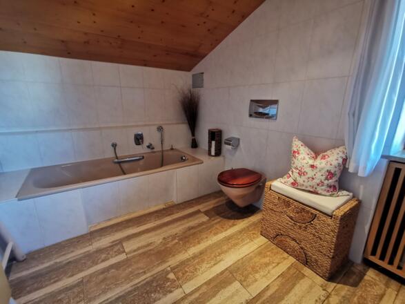 Bad mit Badewanne OG