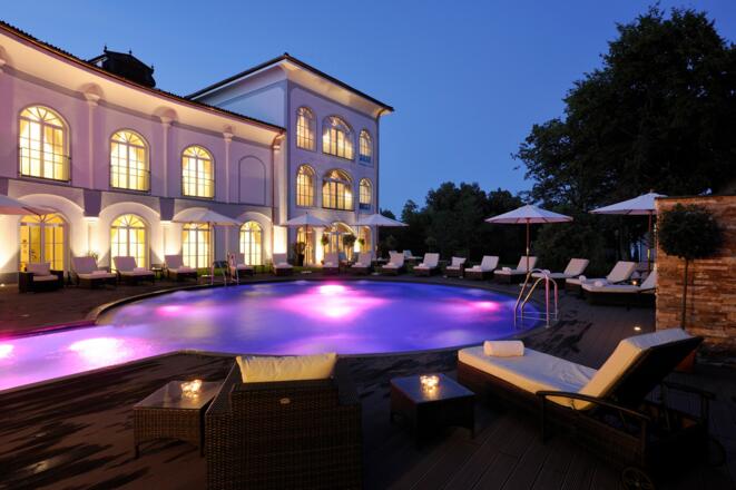 Hotel Gut Ising Aussenpool bei Nacht