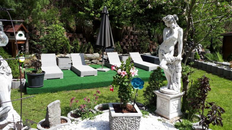 gemütliche Liegewiese im Garten