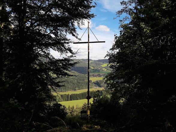 Kreuz am Aussichtspunkt beim Kramerschopf