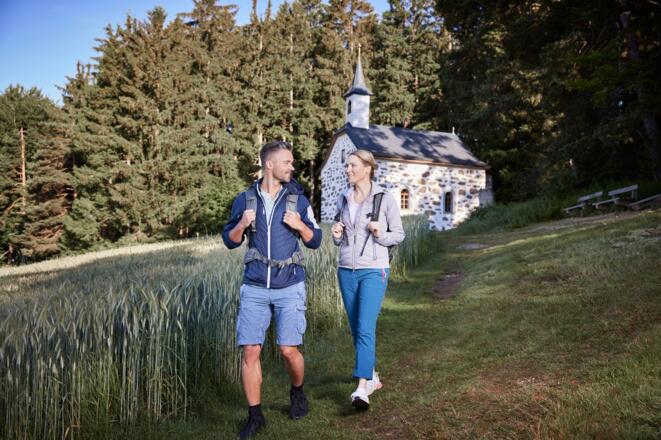 MuehlviertlerAlmFreistadtWandernPaarKammererKreuz_OberoesterreichTourismusGmbHAlexanderKaiser.jpg