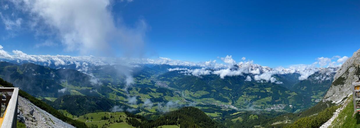 Blick von der Werfenerhütte ins Salzachtal, Hochkönig und Hohe Tauern