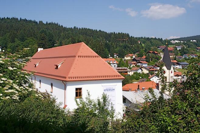 Blick zum Bayerwald-Xperium im Zentrum von  St. Englmar