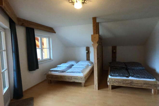 Schlafzimmer mit zwei Doppelbetten