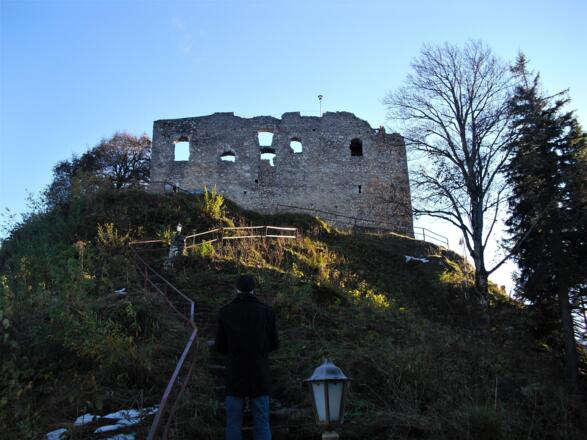 Der Zirmgrat ist sicherlich der schönste Weg zur Burgruine Falkenstein – der mit 1277 Metern höchsten Burg Deutschlands.