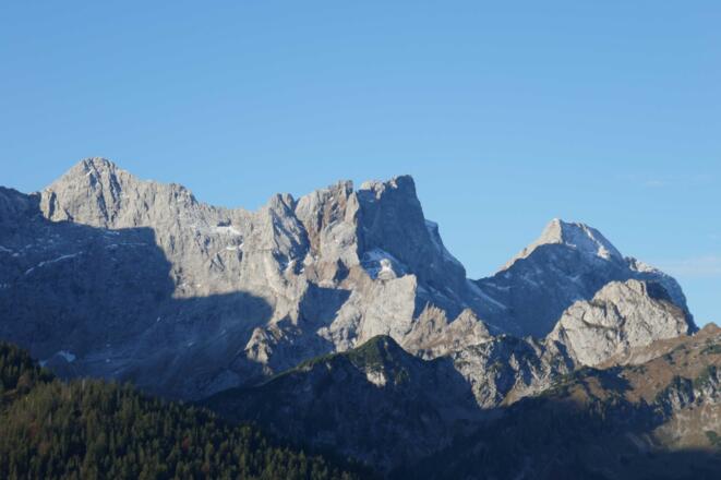 Die Östliche Karwendelspitze und Vogelkarspitze im Morgenlicht