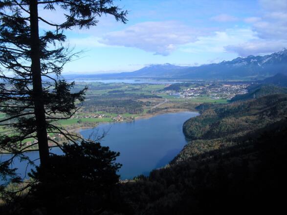 Seen so weit das Auge reicht: vom Vier-Seen-Blick sieht man den Weißensee (Foto) genauso wie den Forggensee, Hopfensee und Bannwaldsee.