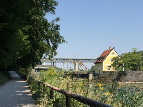 Kopfsteinpflaster nach der Großhesseloher Brücke