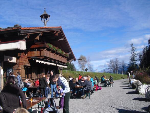 Die Salober Alm Oberhalb des Alatsees  1150 Metern Höhe bietet einen schönen Ausblick auf die Tannheimer Berge und die Allgäuer Alpen.