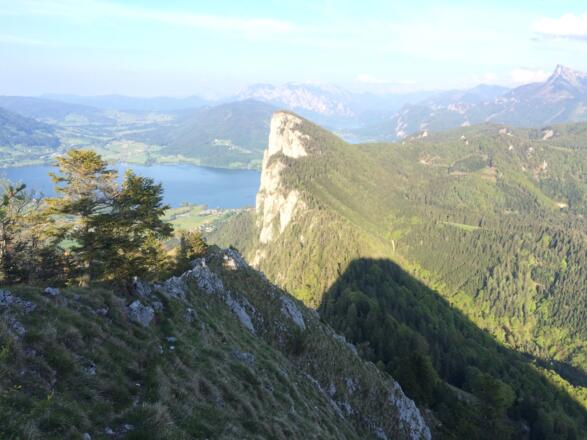 Blick zurück Richtung Drachenwand. Aufsteig von rechts über den Grat im Vordergrund.