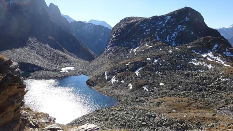In der Scharte wird der Blick frei auf den Moandlsee und den Grabkogel (rechts).