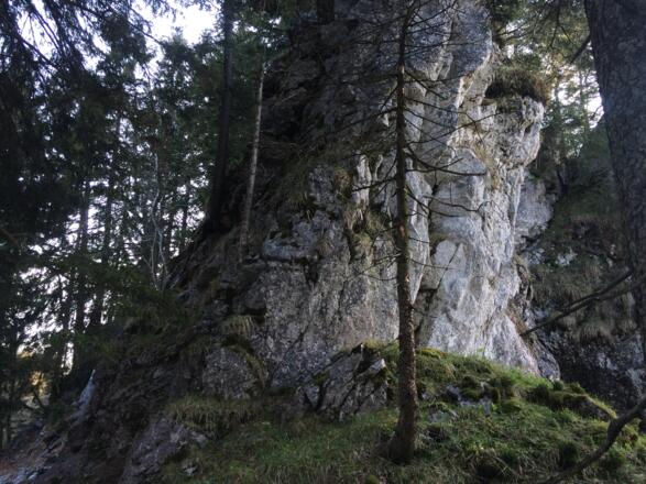 Wegfindungs-Schlüsselstelle unterhalb Schober Ostgrat mit 3 Möglickeiten: rechts um den Block auffi, links um den Block auffi oder unten gerade entlang zum Frauenkopf.