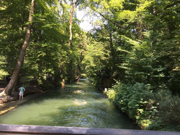 Am Eisbach Tummeln sich die Badegäste