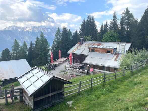 Die Rinner Alm - schön gelegene Einkehrmöglichkeit auf knapp 1400 m Seehöhe.
