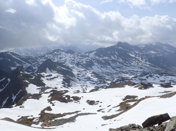 Blick hinunter ins Skigebiet ums Seekarhaus