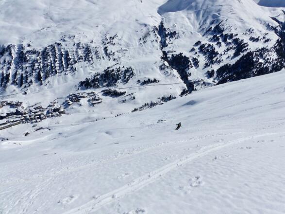 Über steile Firnhänge führt die Abfahrt wieder direkt hinunter nach Obergurgl.