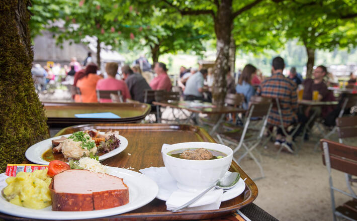 Biergarten der historischen Gaststätte St. Bartholomä am Königssee