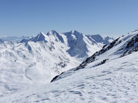 Blick auf zwei Skitourenklassiger in den Ötztaler Alpen: Hochfirst und Liebener Spitze.
